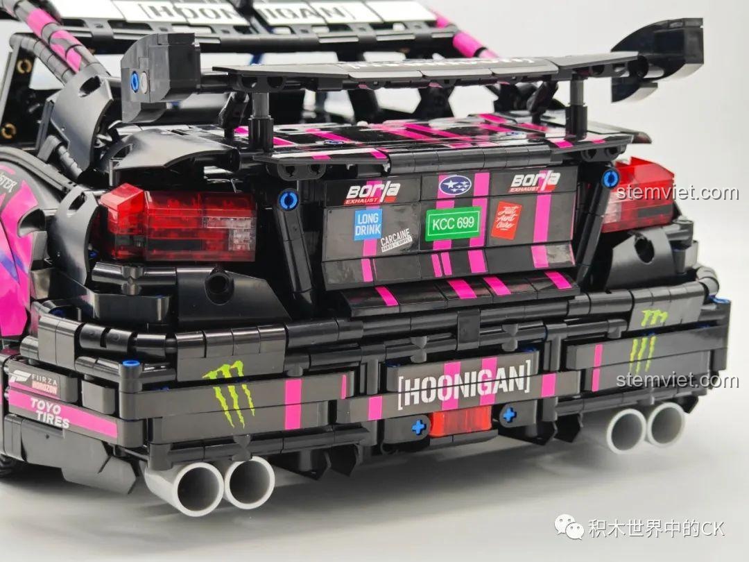 Mô hình Jie Star 57010 Subaru WRX STI Hoonigan đang trong quá trình lắp ráp, phần thân xe đã hình thành.