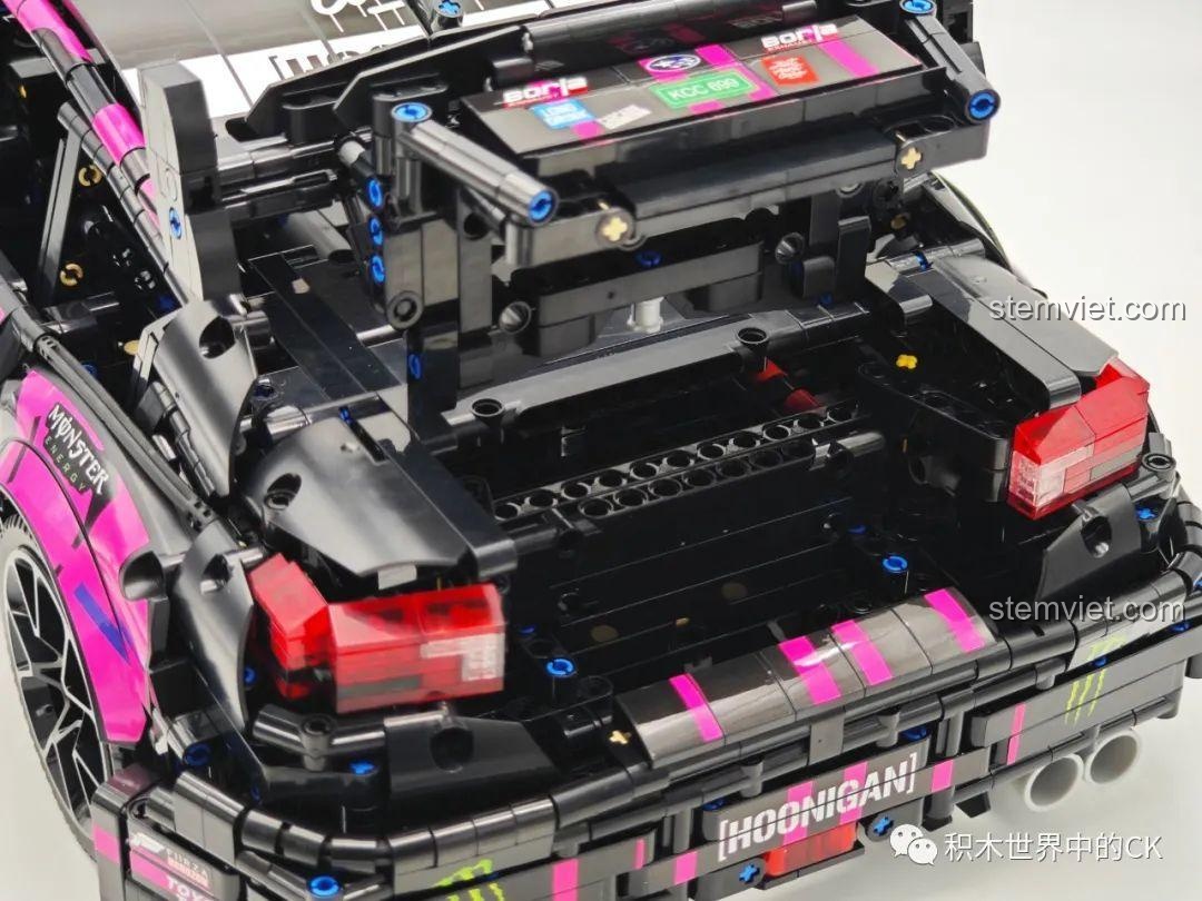 Các bộ phận thân xe đang được lắp ráp cho mô hình Jie Star 57010 Subaru WRX STI Hoonigan.