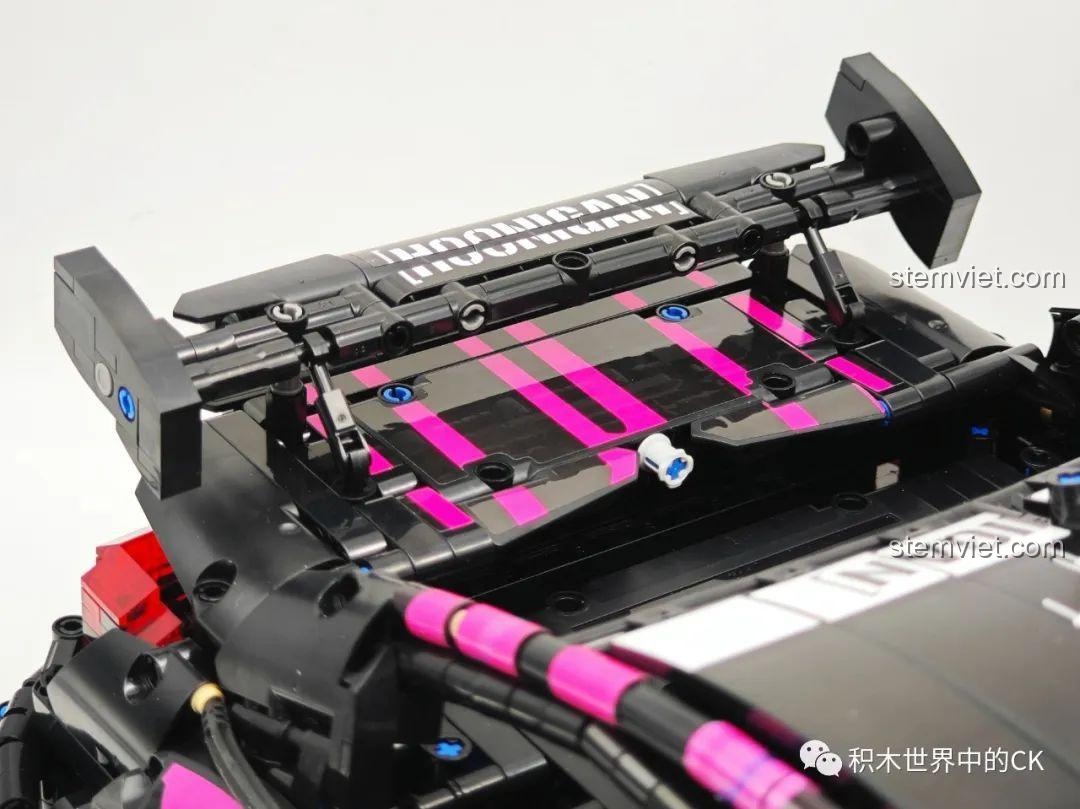 Phần thân xe gần hoàn thiện của mô hình Jie Star 57010 Subaru WRX STI Hoonigan.