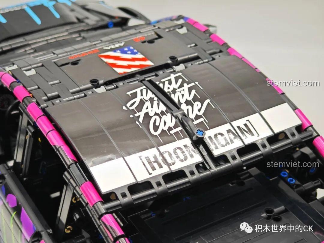 Mô hình Jie Star 57010 Subaru WRX STI Hoonigan đang trong quá trình lắp ráp, phần thân xe đã hình thành.