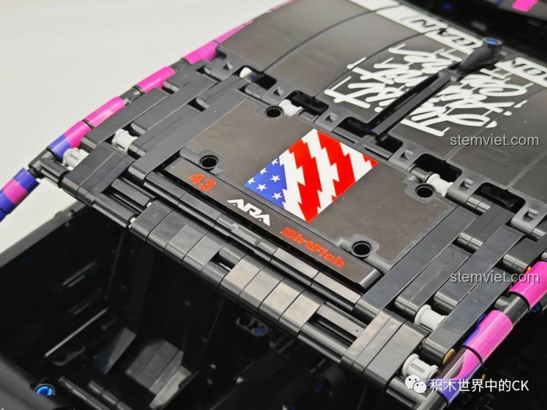 Các bộ phận thân xe đang được lắp ráp cho mô hình Jie Star 57010 Subaru WRX STI Hoonigan.