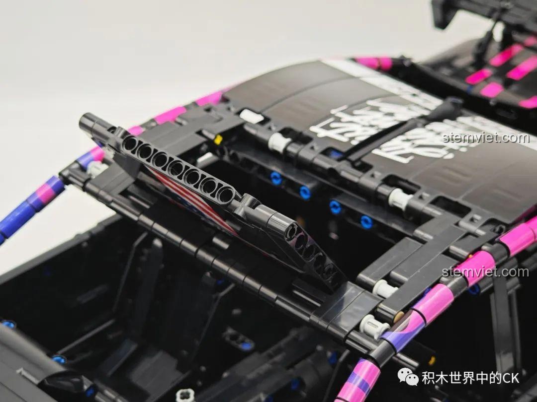 Quá trình lắp ráp các chi tiết phức tạp của mô hình Jie Star 57010 Subaru WRX STI Hoonigan.