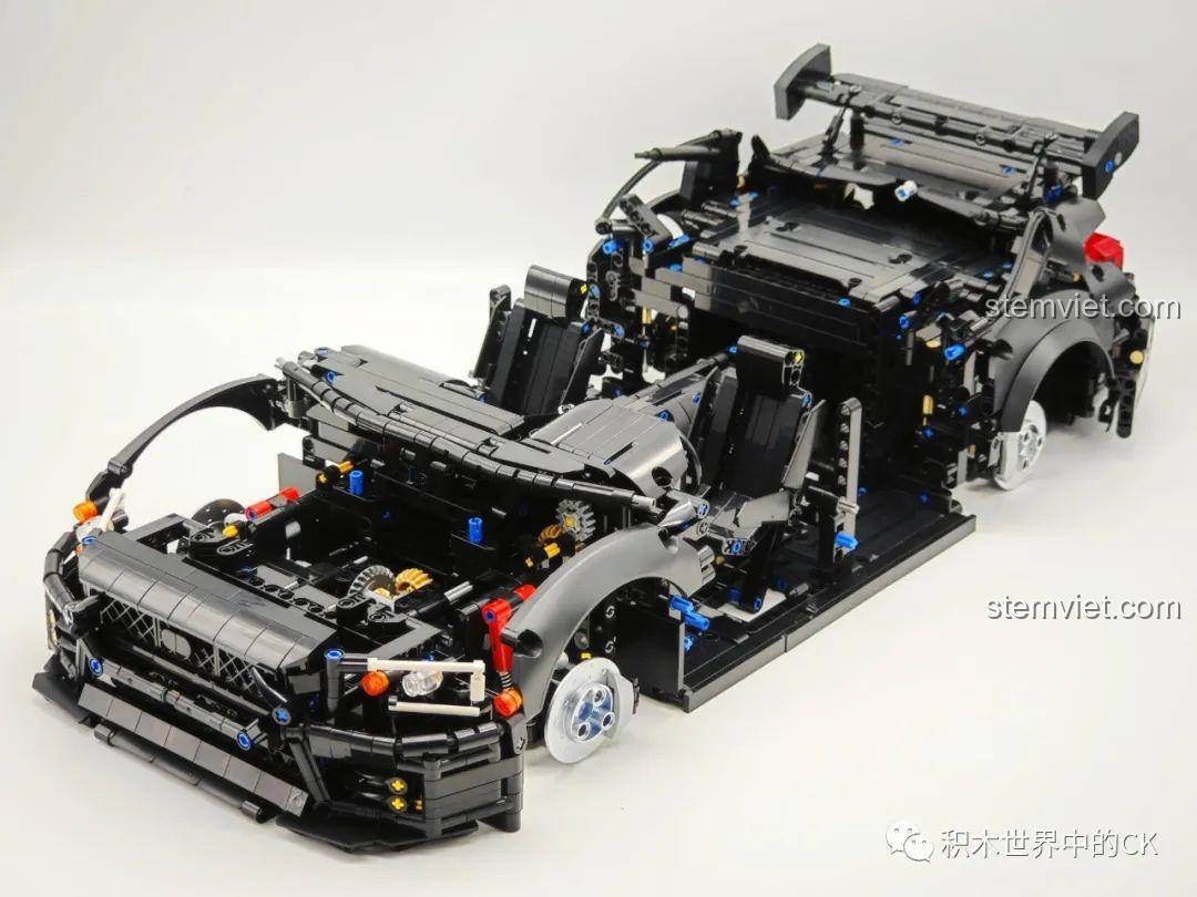 Mô hình Jie Star 57010 Subaru WRX STI Hoonigan đang trong quá trình lắp ráp, phần thân xe đã hình thành.