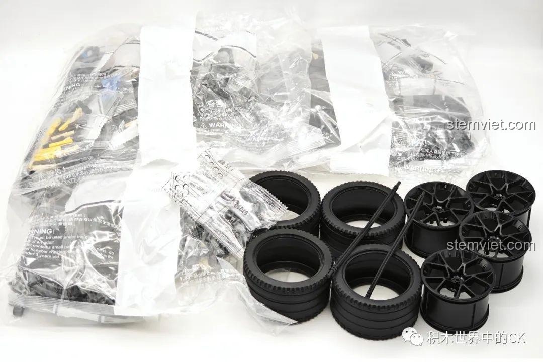 Các túi mảnh ghép của bộ lắp ráp Jie Star 57010 Subaru WRX STI Hoonigan.