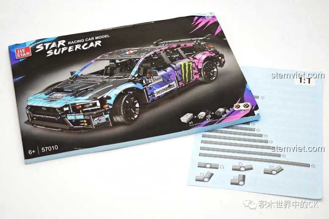 Hộp sản phẩm Jie Star 57010 Subaru WRX STI Hoonigan mở ra, lộ sách hướng dẫn và các túi mảnh ghép.