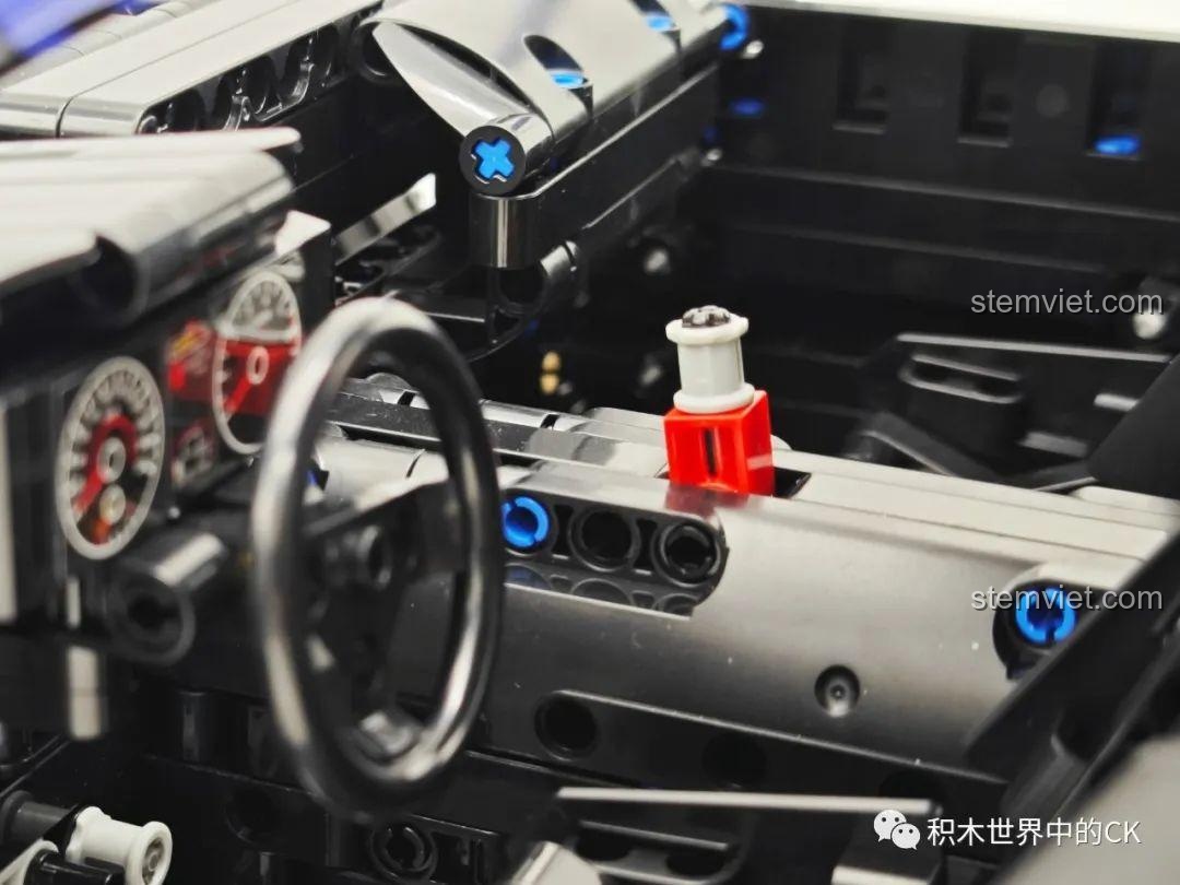 Cốp sau mở của mô hình xe Subaru WRX STI Jie Star 57010, cho thấy chi tiết bên trong.
