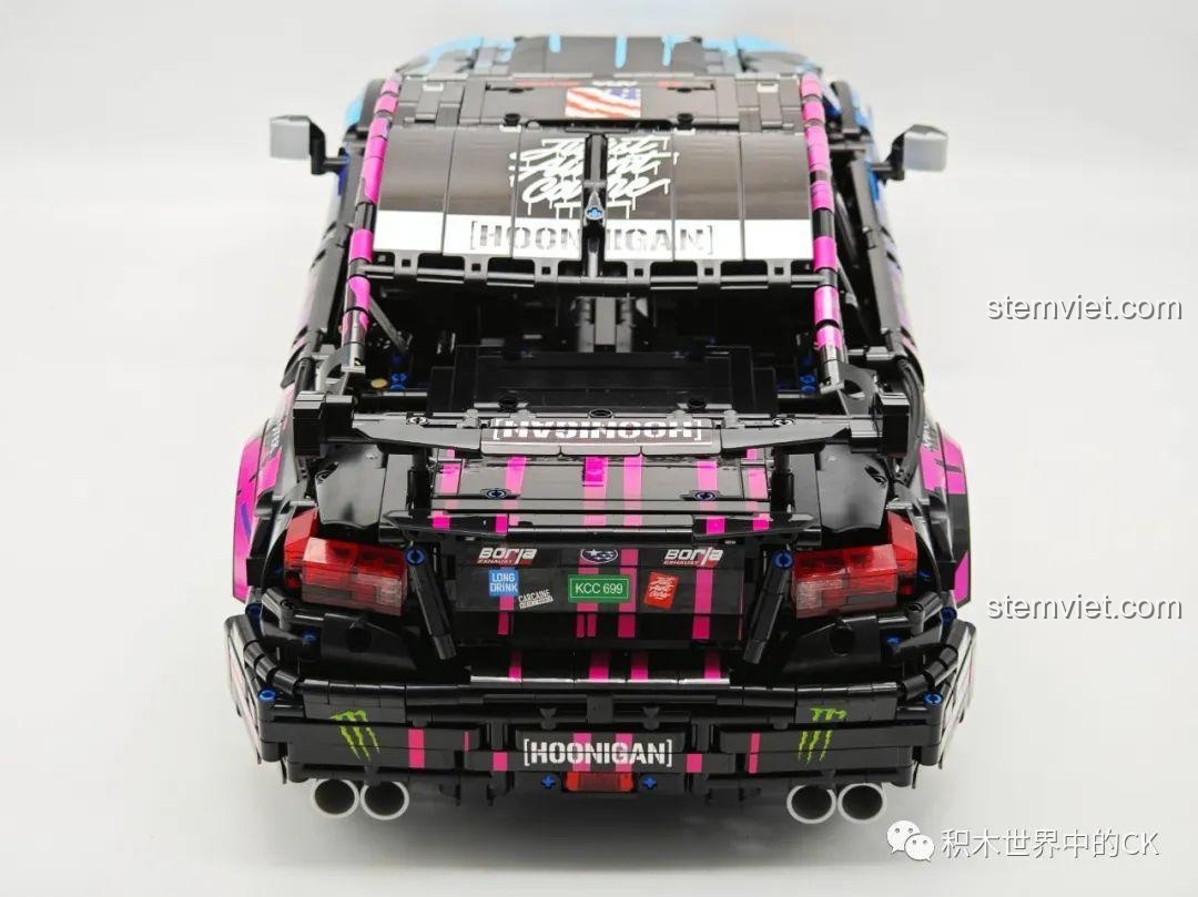 Đuôi xe Subaru WRX STI Jie Star 57010 với hệ thống ống xả kép và các chi tiết decal ấn tượng.