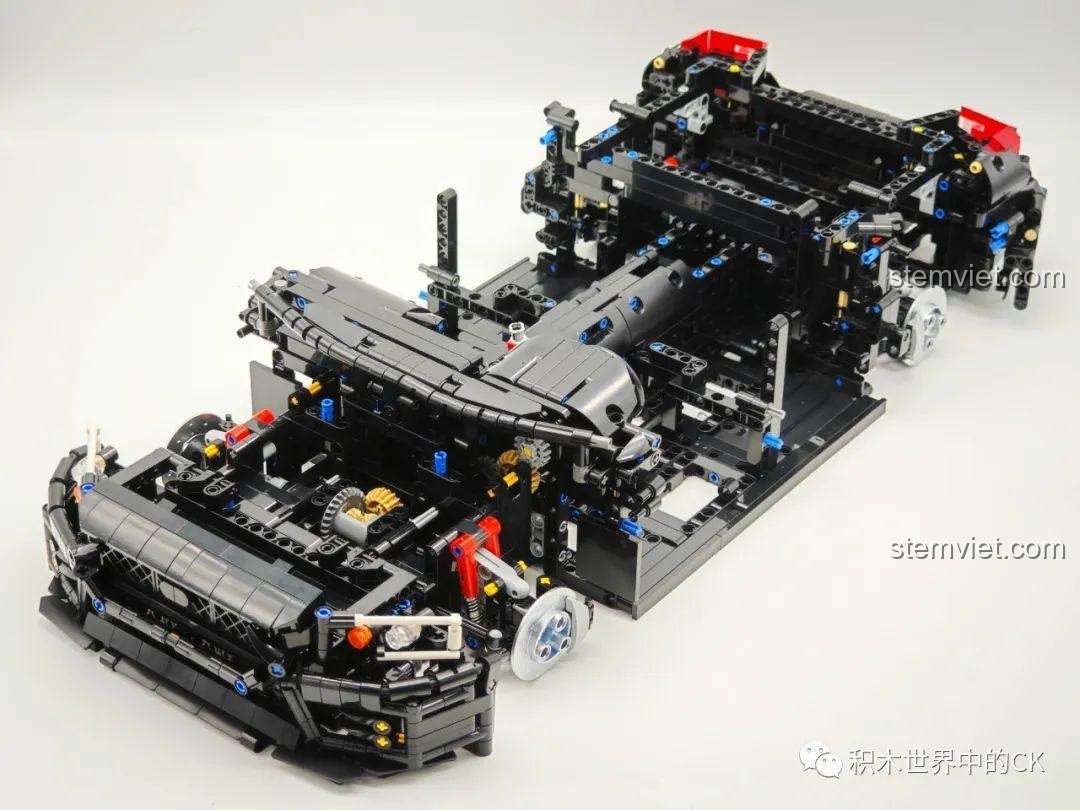 Góc nhìn khác về khung gầm của mô hình xe Subaru WRX STI Jie Star 57010 trong quá trình lắp ráp.