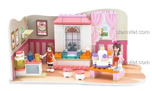 Mô hình Cửa Hàng Bánh Ngọt JIESTAR 20366 đặt trong không gian phòng khách, thể hiện sự sáng tạo và vui chơi của bé gái 6 tuổi, đồ chơi lắp ghép giá rẻ.