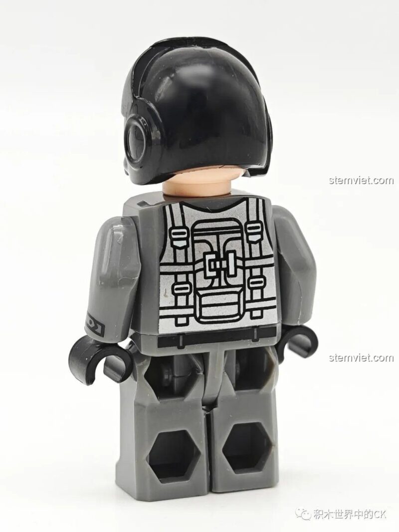 Minifigure phi công của bộ JIESTAR 58058 nhìn từ phía sau, với chi tiết in trên lưng.
