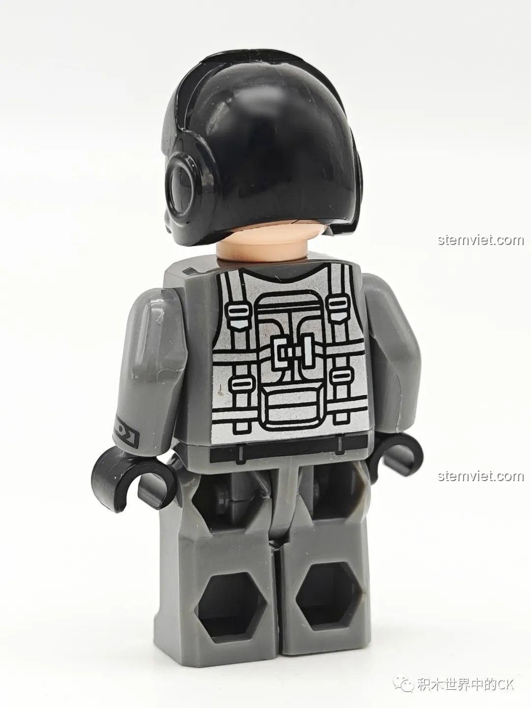 Minifigure phi công của bộ JIESTAR 58058 nhìn từ phía sau, với chi tiết in trên lưng.