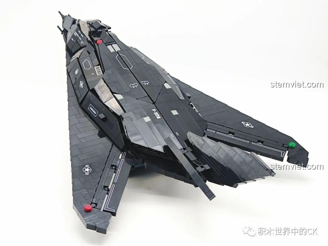 Mô hình máy bay chiến đấu F-117A 58058 nhìn từ góc chéo, thể hiện chiều dài và các chi tiết trên thân.