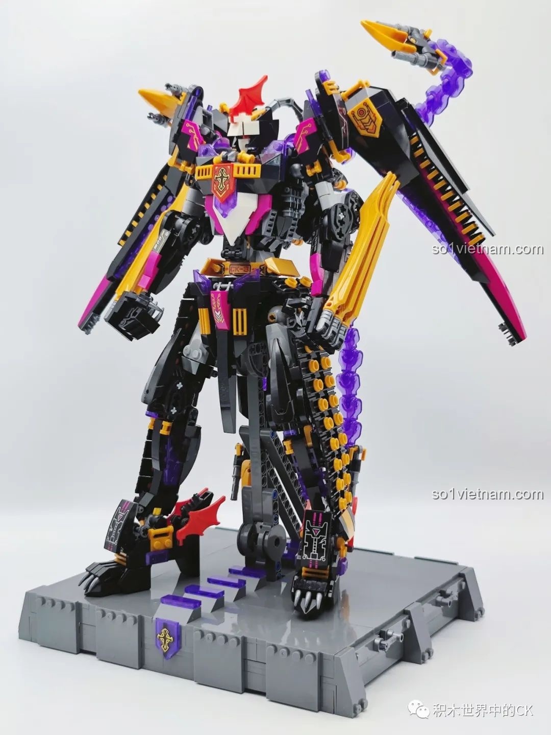 Góc nhìn nghiêng của mô hình JIESTAR 67010 Kỵ Sĩ Tai Ương, thể hiện sự đồ sộ và chi tiết của robot Mecha, ấn tượng khi trưng bày.