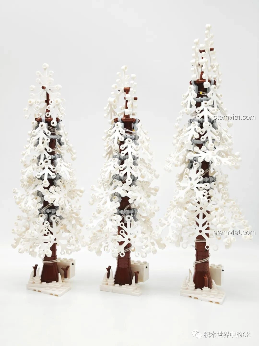 Ba cây thông phủ tuyết trắng của bộ JIESTAR 89141 Ngôi nhà Giáng Sinh, tạo cảnh quan rừng tuyết.