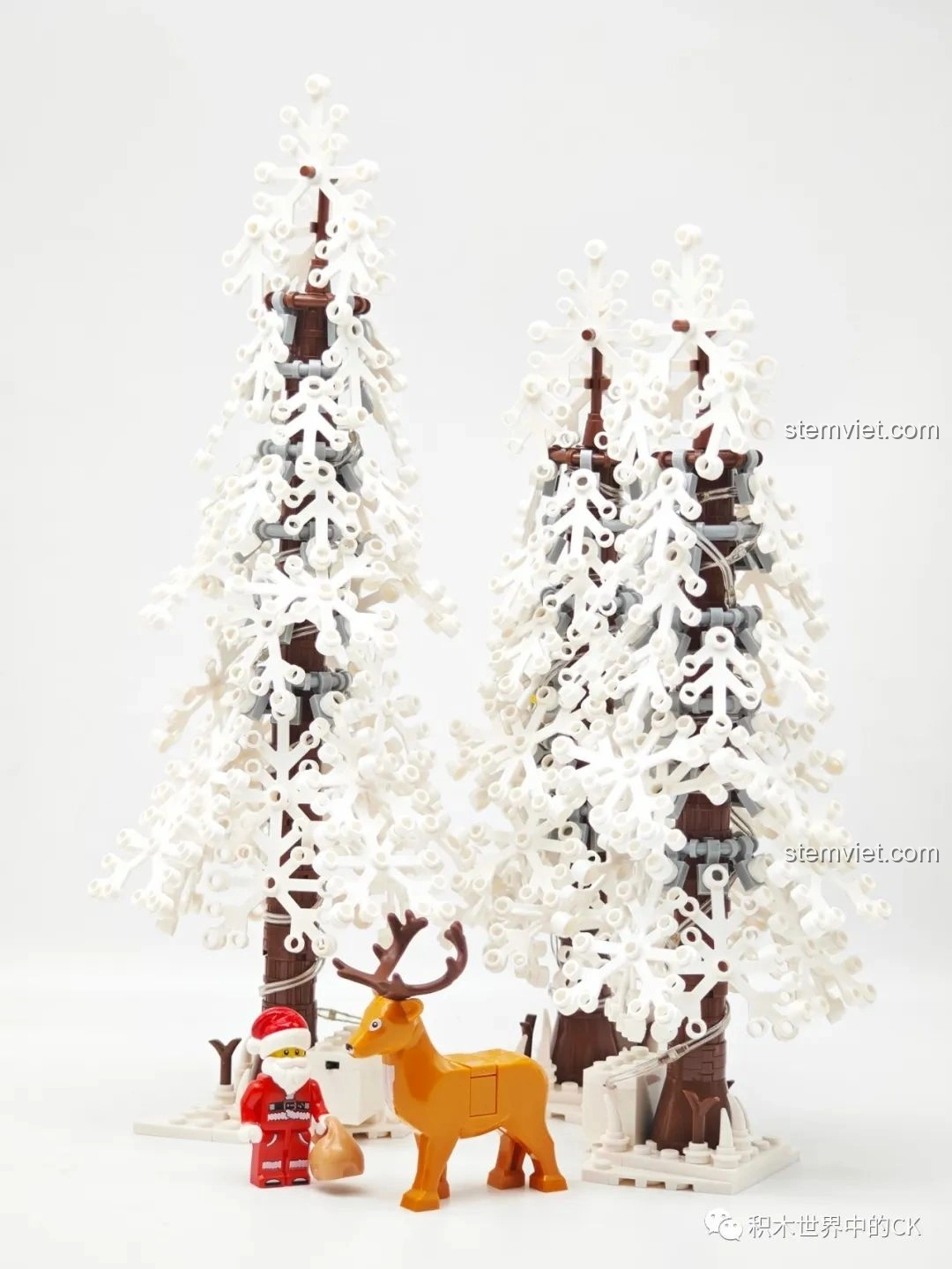 Cây thông phủ tuyết và chú tuần lộc cùng ông già Noel của bộ JIESTAR 89141 Ngôi nhà Giáng Sinh, tạo cảnh quan Giáng Sinh.