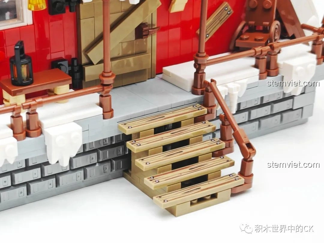 Chi tiết bậc thang gỗ và hàng rào của mô hình JIESTAR 89141 Ngôi nhà Giáng Sinh, với lớp tuyết phủ.