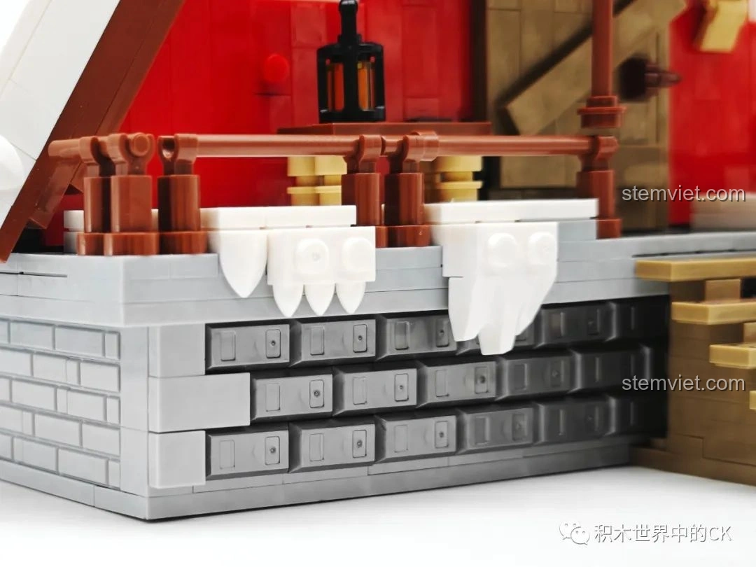 Chi tiết chân tường và lớp tuyết phủ của mô hình JIESTAR 89141 Ngôi nhà Giáng Sinh, với các mảnh ghép gạch.