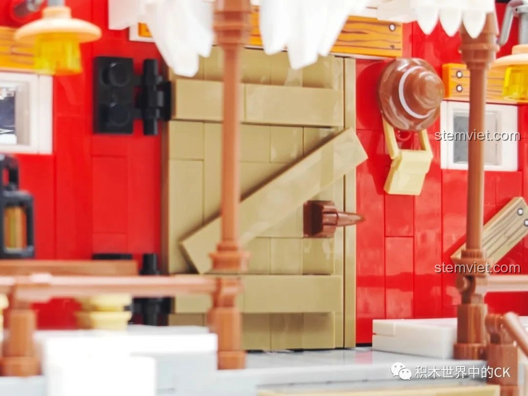 Chi tiết cửa ra vào đóng kín của mô hình JIESTAR 89141 Ngôi nhà Giáng Sinh, với các thanh gỗ chéo.