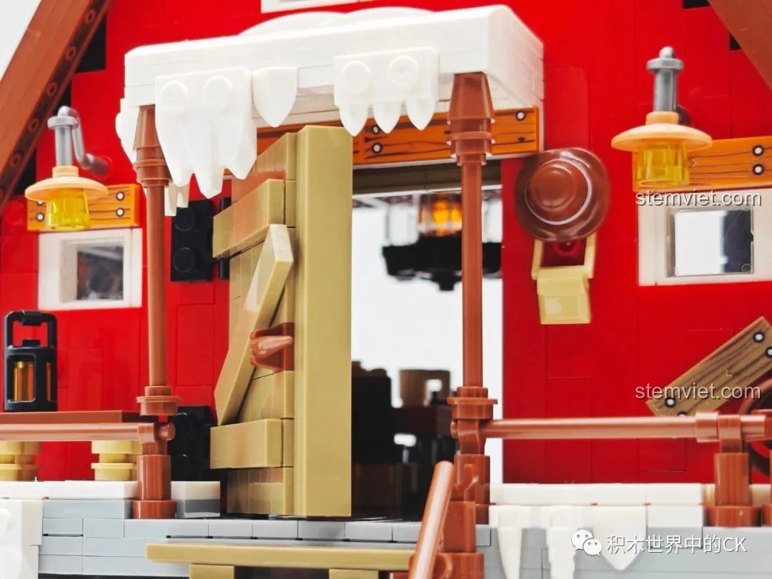 Chi tiết cửa ra vào mở hé của mô hình JIESTAR 89141 Ngôi nhà Giáng Sinh, hé lộ một phần nội thất.