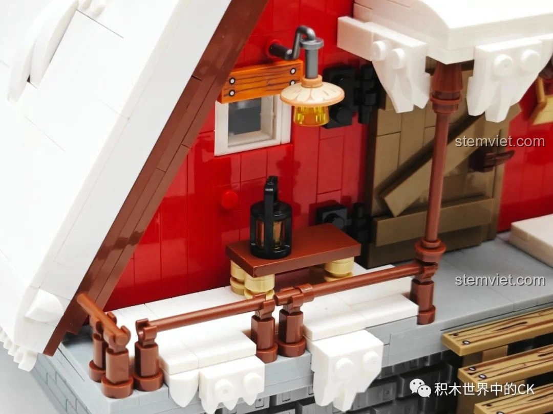 Chi tiết đèn lồng và bàn nhỏ bên ngoài cửa của mô hình JIESTAR 89141 Ngôi nhà Giáng Sinh.