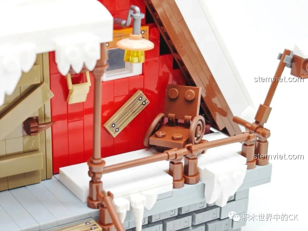 Chi tiết ghế bánh xe và các vật dụng treo tường bên ngoài ngôi nhà JIESTAR 89141 Ngôi nhà Giáng Sinh.