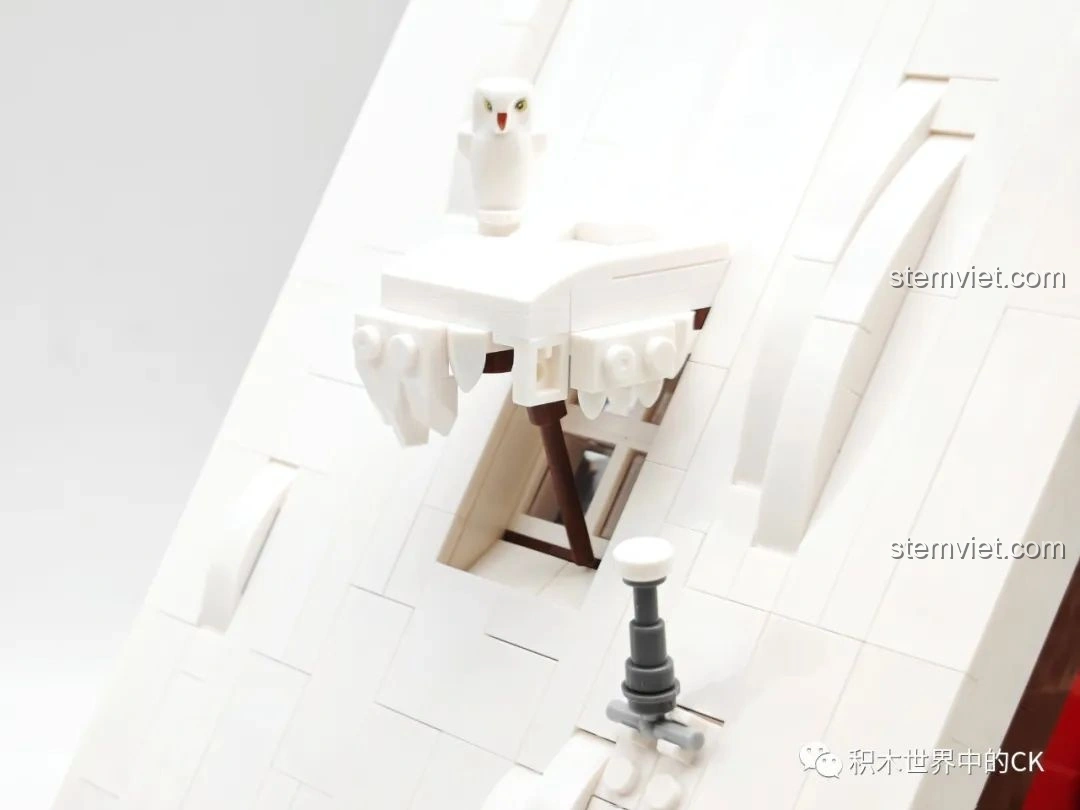 Chi tiết chú cú trắng đậu trên cửa sổ mái của mô hình JIESTAR 89141 Ngôi nhà Giáng Sinh, tạo điểm nhấn dễ thương.