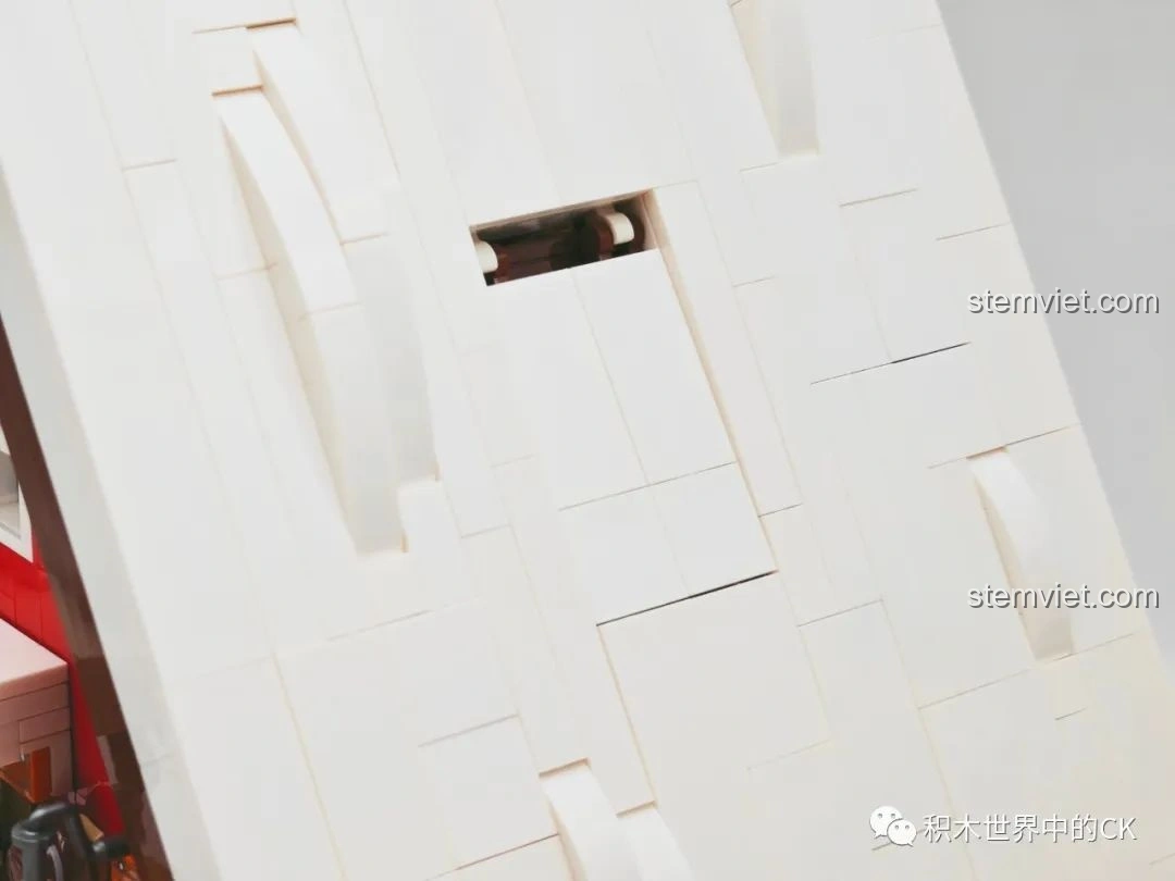 Chi tiết cửa sổ mái đóng kín của mô hình JIESTAR 89141 Ngôi nhà Giáng Sinh, với lớp tuyết phủ.