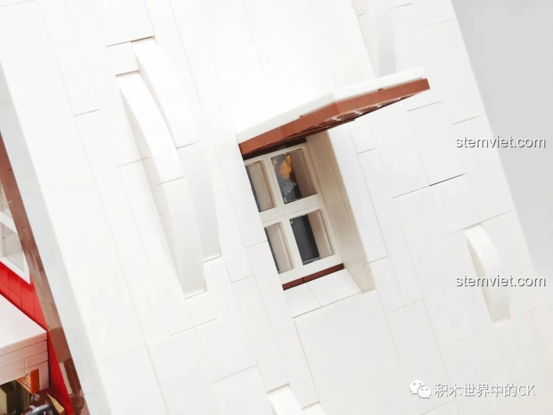 Chi tiết cửa sổ mái mở hé của mô hình JIESTAR 89141 Ngôi nhà Giáng Sinh, hé lộ không gian bên trong.