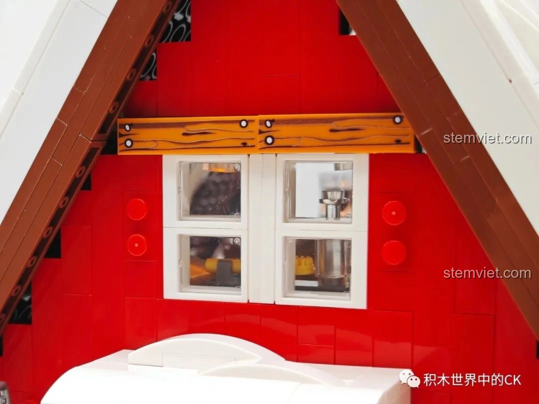 Chi tiết cửa sổ tầng trên của mô hình JIESTAR 89141 Ngôi nhà Giáng Sinh, với khung gỗ và kính.