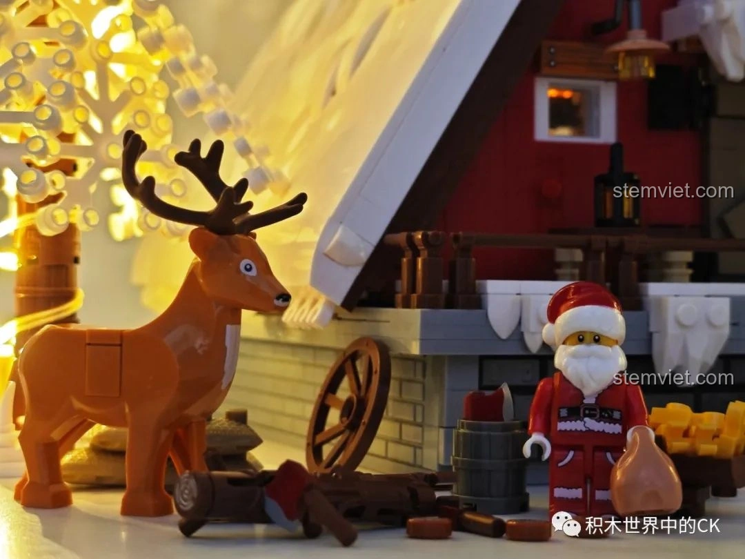 Ông già Noel và chú tuần lộc bên ngoài ngôi nhà JIESTAR 89141 Ngôi nhà Giáng Sinh khi bật đèn LED, tạo cảnh quan ấm áp.