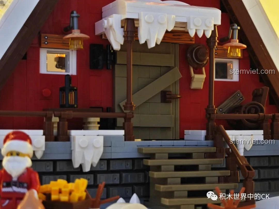 Chi tiết đèn lồng và các vật dụng bên ngoài của mô hình JIESTAR 89141 Ngôi nhà Giáng Sinh khi bật đèn LED.