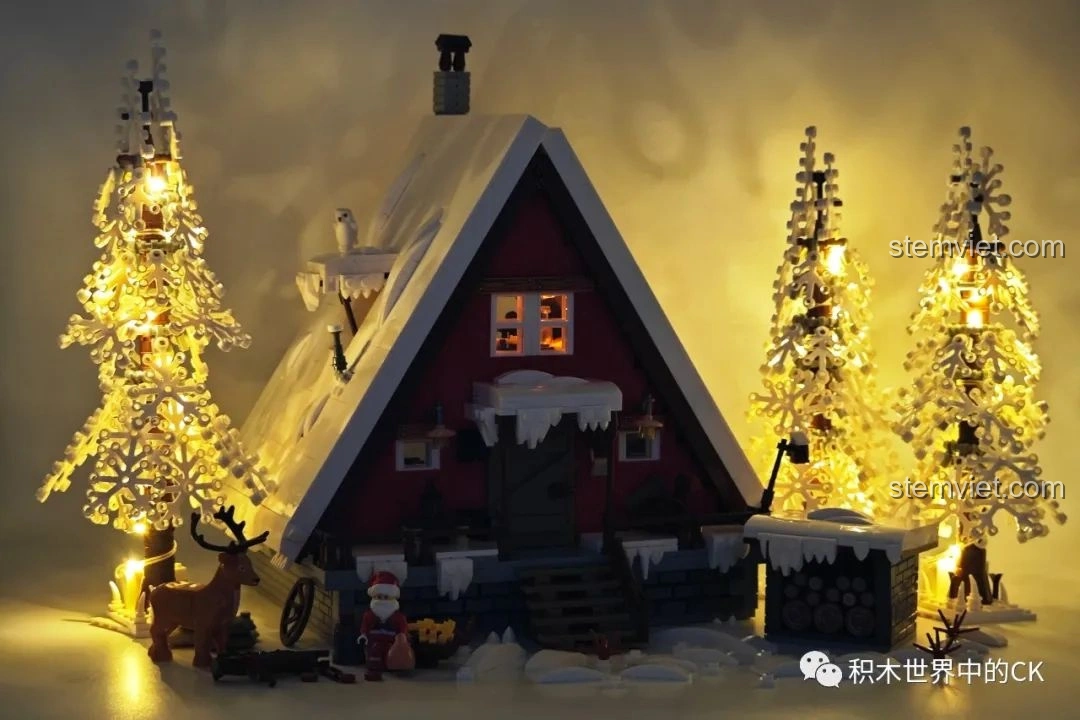 Toàn bộ mô hình JIESTAR 89141 Ngôi nhà Giáng Sinh khi bật đèn LED, tạo hiệu ứng ánh sáng ấm áp và lung linh.