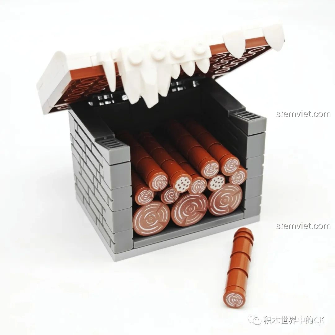 Kho gỗ của bộ JIESTAR 89141 Ngôi nhà Giáng Sinh với nắp mở ra, để lộ các khúc gỗ bên trong.