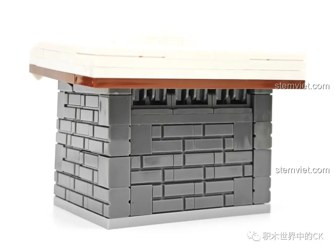 Kho gỗ của bộ JIESTAR 89141 Ngôi nhà Giáng Sinh, nhìn từ phía sau, với các chi tiết gạch.