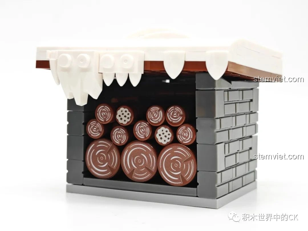 Kho gỗ chất đầy khúc gỗ của bộ JIESTAR 89141 Ngôi nhà Giáng Sinh, nhìn từ phía trước.