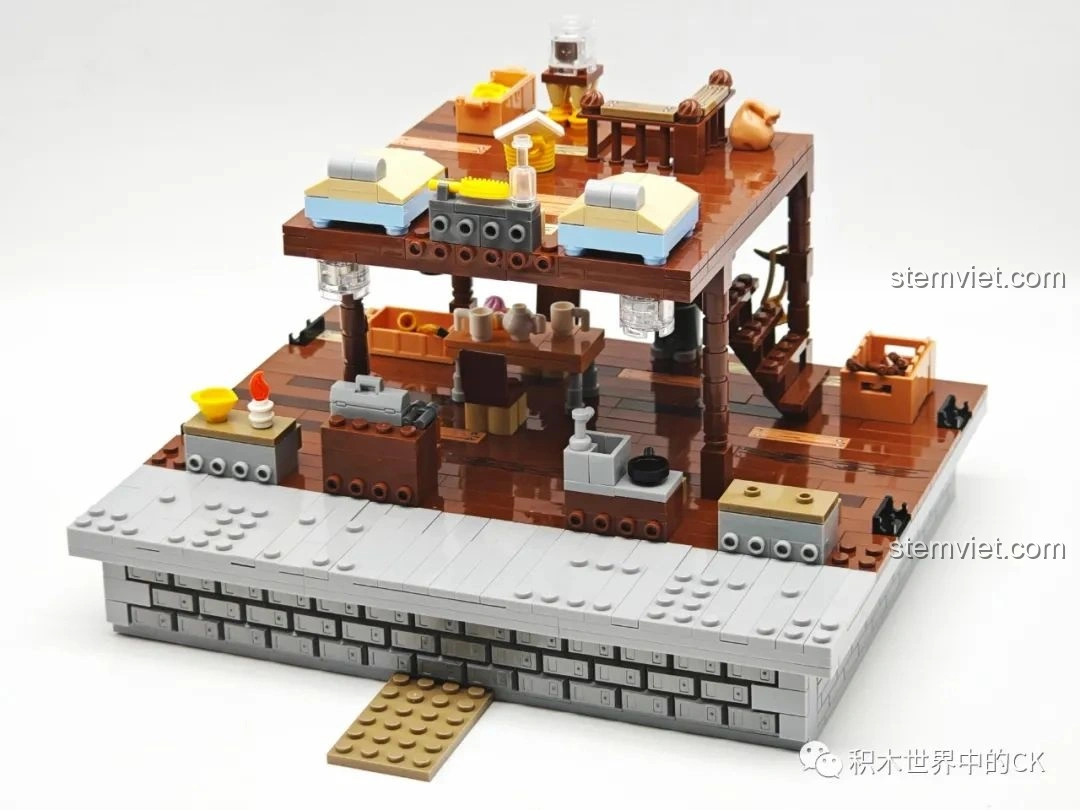 Khung nhà và một phần nội thất của bộ JIESTAR 89141 Ngôi nhà Giáng Sinh đang dần hình thành, với các chi tiết nội thất nhỏ.