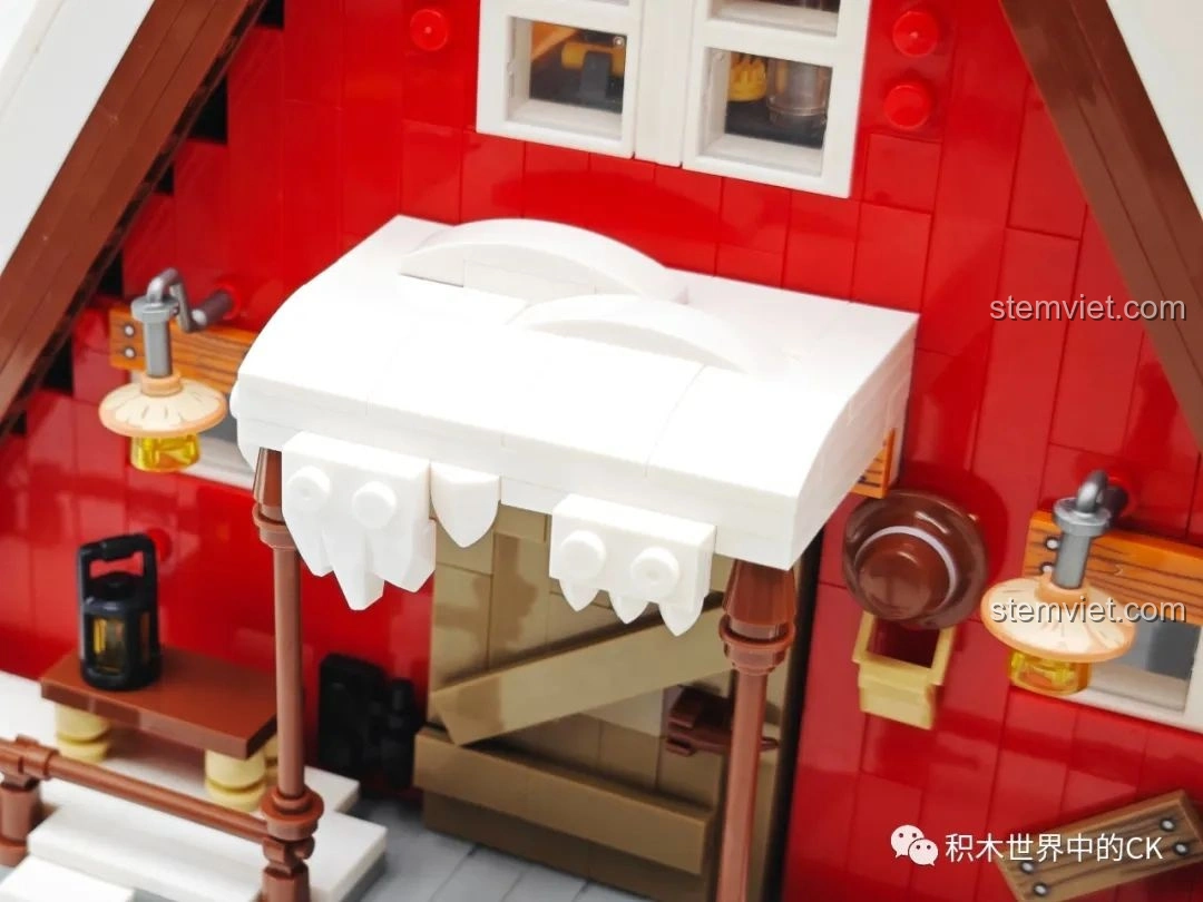 Chi tiết mái hiên phủ tuyết của mô hình JIESTAR 89141 Ngôi nhà Giáng Sinh, với các mảnh ghép tuyết.