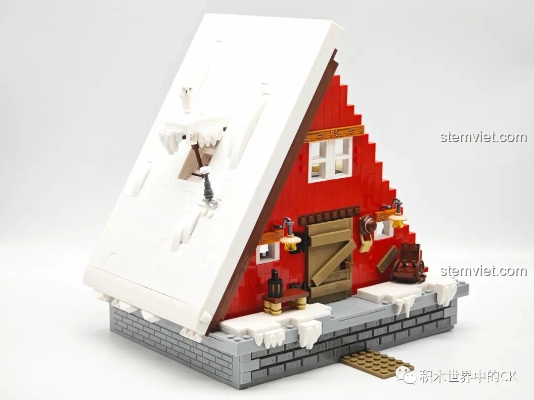 Một bên mái nhà tuyết trắng của bộ JIESTAR 89141 Ngôi nhà Giáng Sinh đã được lắp hoàn chỉnh, tạo hình chữ A đặc trưng.