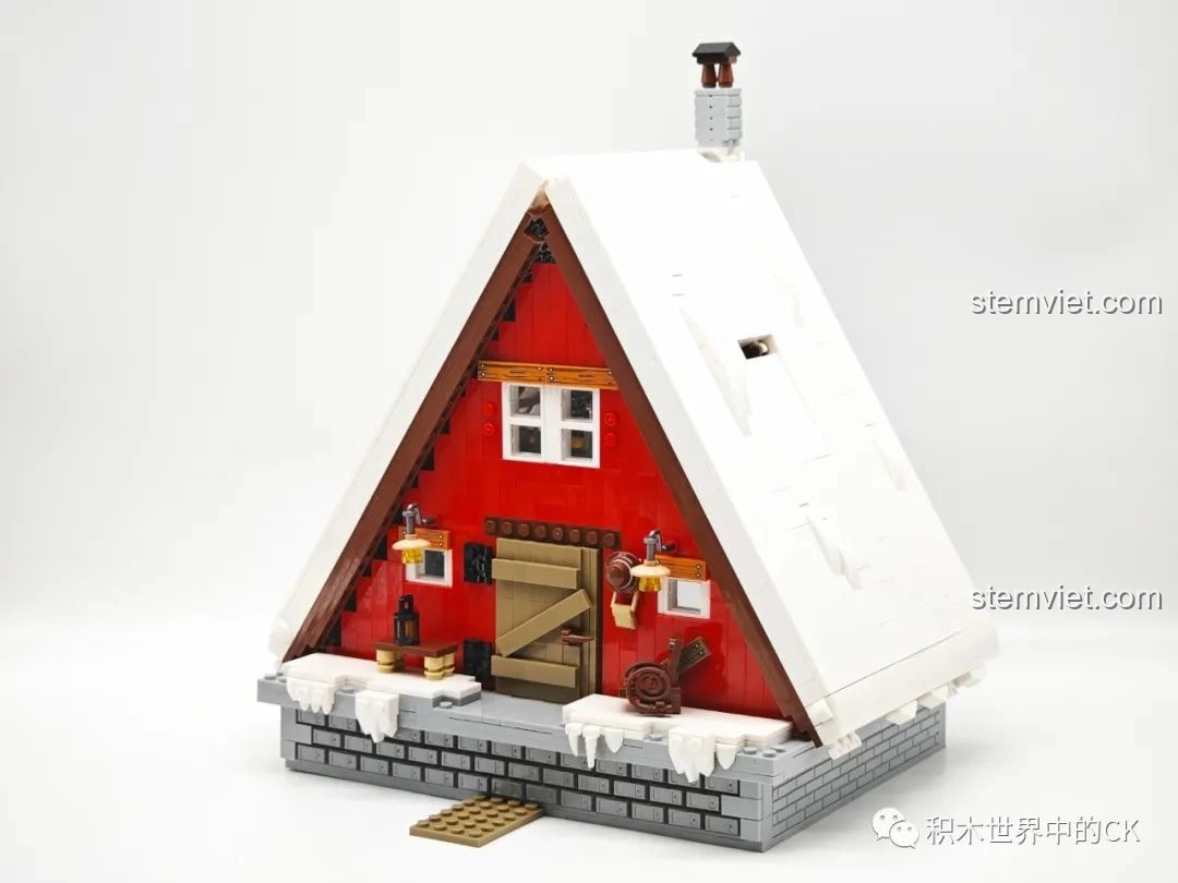 Ngôi nhà JIESTAR 89141 Ngôi nhà Giáng Sinh với cả hai bên mái nhà tuyết trắng đã được lắp, cùng với ống khói.