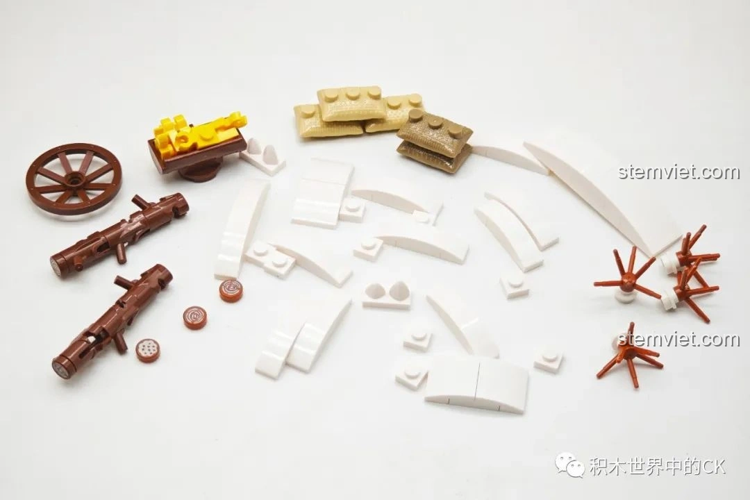 Các mảnh ghép phụ kiện nhỏ của bộ JIESTAR 89141 Ngôi nhà Giáng Sinh, bao gồm bánh xe, khúc gỗ, và các chi tiết tuyết.