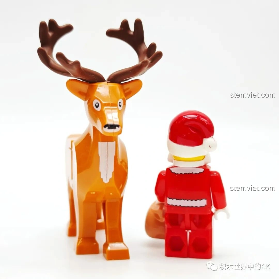 Minifigure ông già Noel và chú tuần lộc từ bộ JIESTAR 89141 Ngôi nhà Giáng Sinh, nhìn từ phía sau.