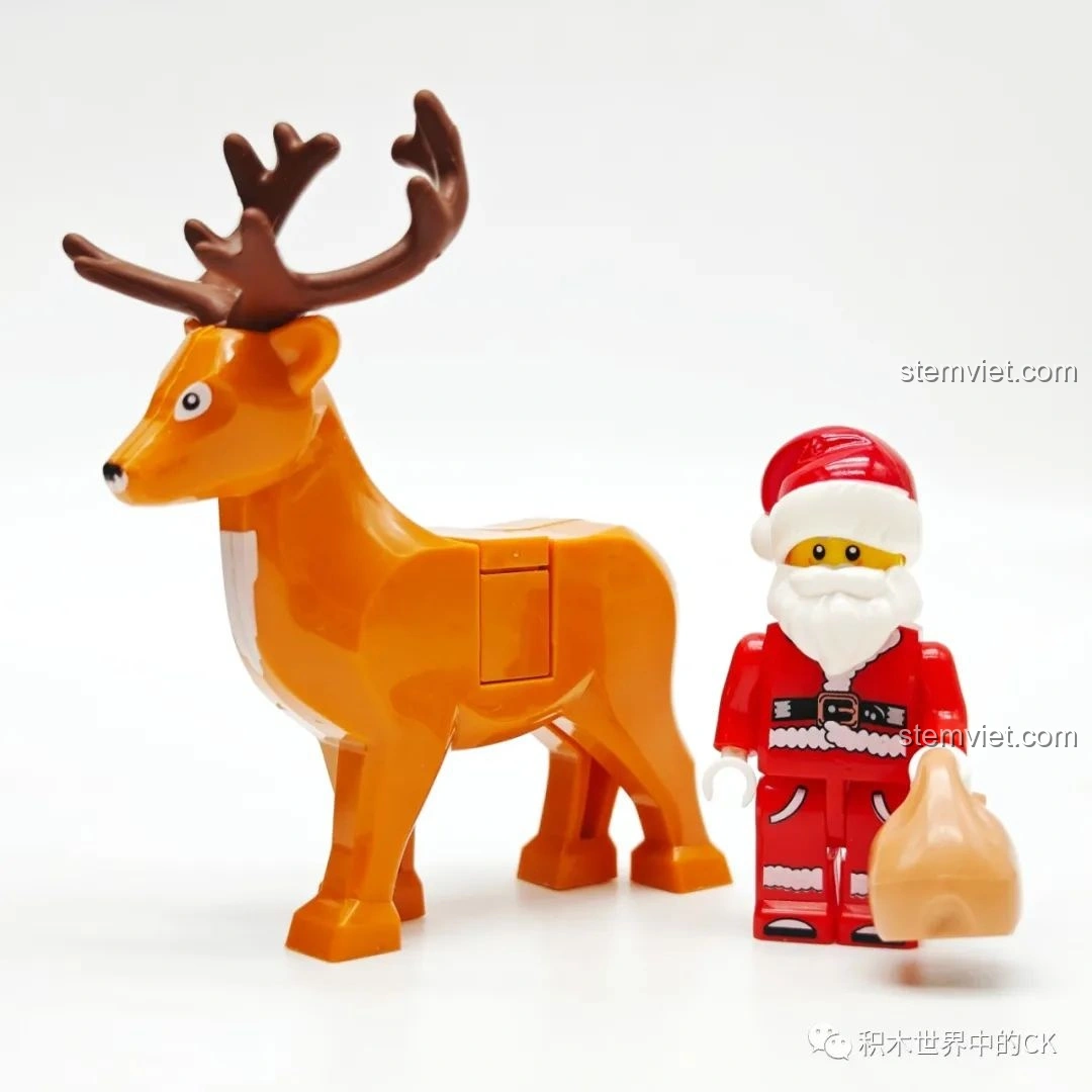 Minifigure ông già Noel và chú tuần lộc từ bộ JIESTAR 89141 Ngôi nhà Giáng Sinh, nhìn từ phía trước.