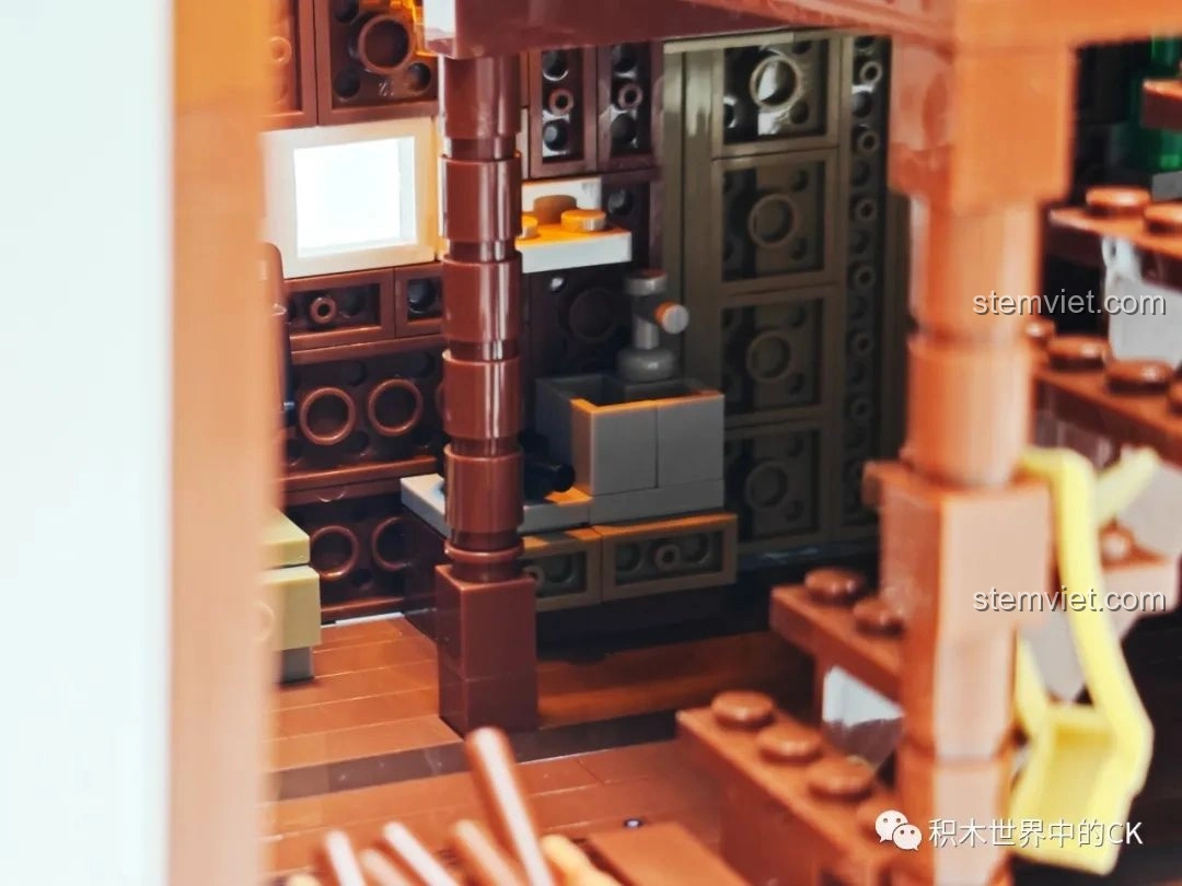 Chi tiết khu vực bếp và lò sưởi bên trong mô hình JIESTAR 89141 Ngôi nhà Giáng Sinh.