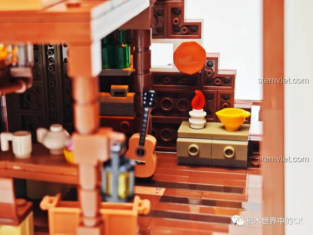 Chi tiết đàn ghita và các vật dụng trang trí khác bên trong mô hình JIESTAR 89141 Ngôi nhà Giáng Sinh.