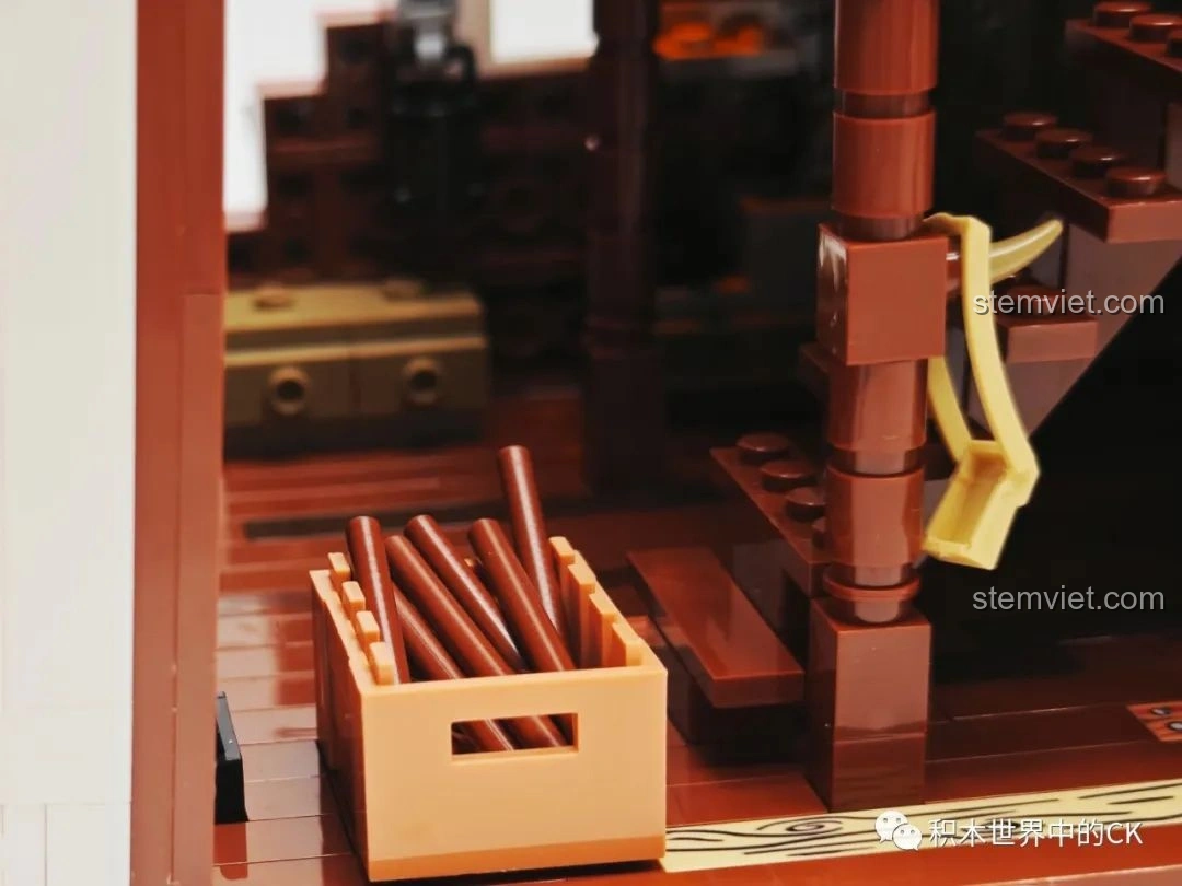 Chi tiết hộp gỗ đựng củi và cầu thang bên trong mô hình JIESTAR 89141 Ngôi nhà Giáng Sinh.