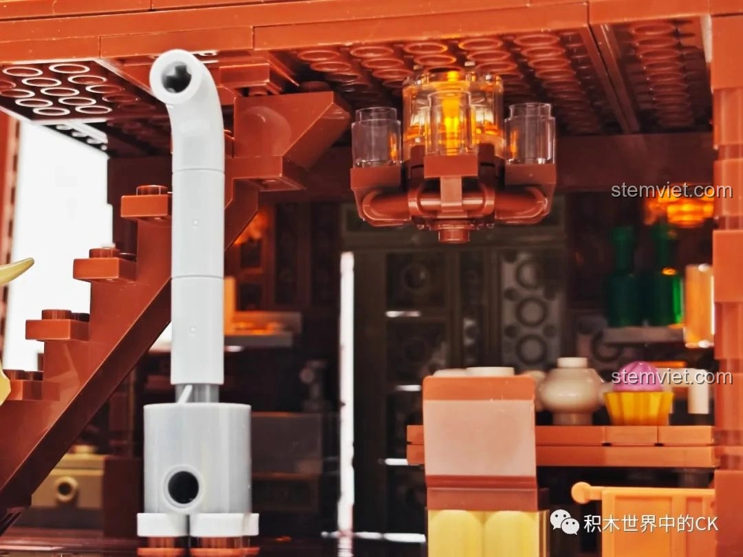 Chi tiết lò sưởi và đèn chùm bên trong mô hình JIESTAR 89141 Ngôi nhà Giáng Sinh.