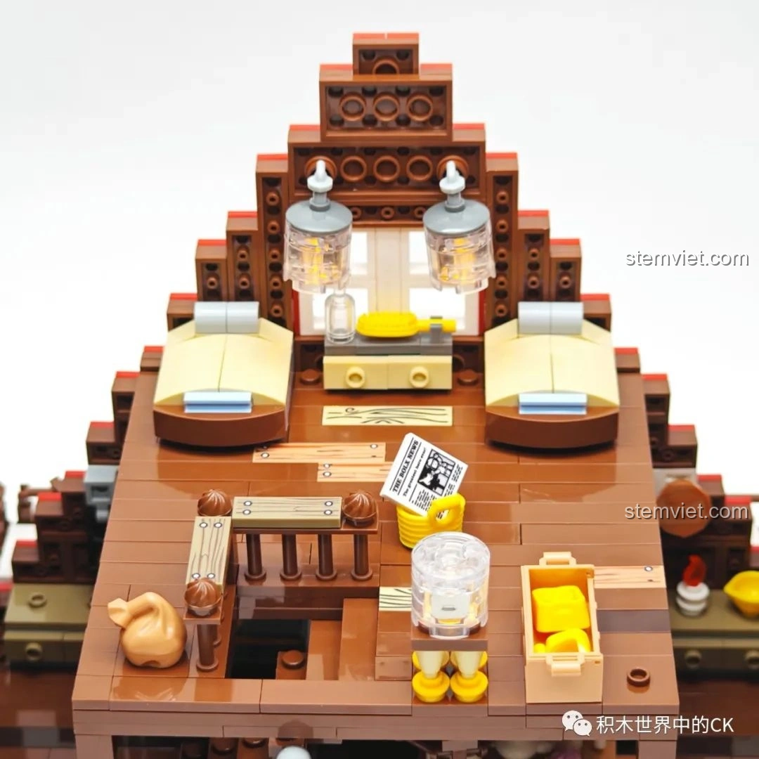 Chi tiết các vật dụng nhỏ trên tầng trên của mô hình JIESTAR 89141 Ngôi nhà Giáng Sinh, như sách, đèn.