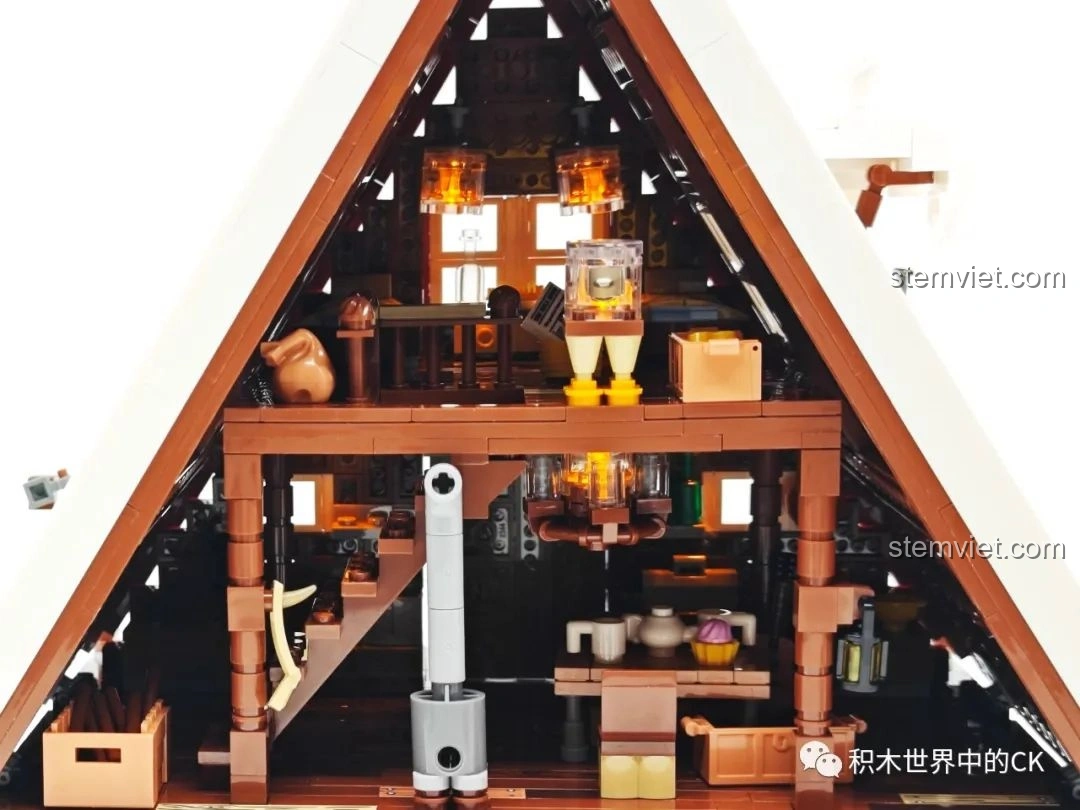 Chi tiết nội thất tầng trên của mô hình JIESTAR 89141 Ngôi nhà Giáng Sinh, với giường và các vật dụng nhỏ.