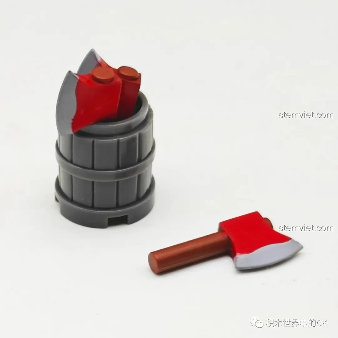 Chi tiết rìu và thùng gỗ nhỏ trong bộ JIESTAR 89141 Ngôi nhà Giáng Sinh, thể hiện sự chú ý đến từng vật dụng.