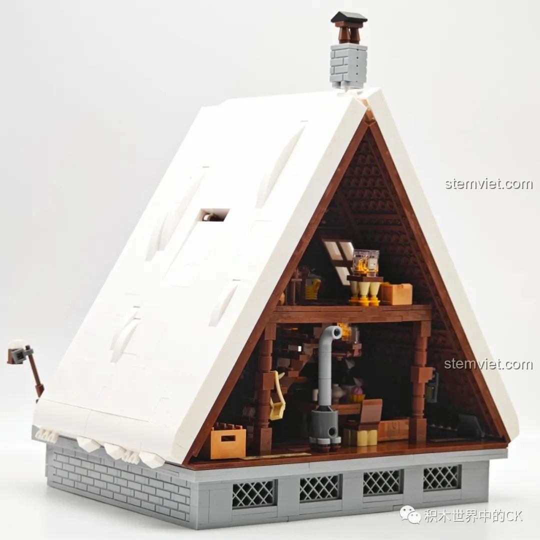 Tổng quan nội thất bên trong mô hình JIESTAR 89141 Ngôi nhà Giáng Sinh, nhìn từ bên hông, với hai tầng và nhiều vật dụng.